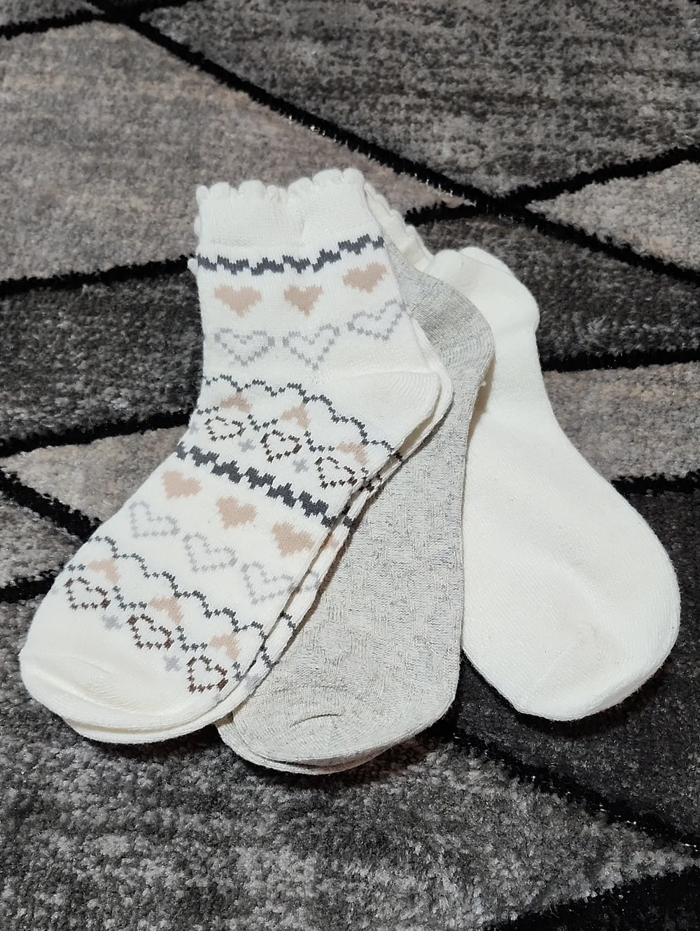 MUK LUKS 3-PAIRS WOOL-BLEND TIER ANKLE MINI CREW SOCKS IVORY/GRAY/HEART PRINT